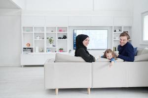 glückliche muslimische Familie, die sich zu Hause amüsiert foto