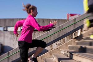 frau, die sich vor dem morgendlichen joggen dehnt foto