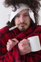 Mann mit Grippe und Fieber foto