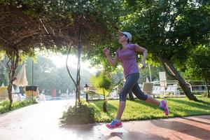 sportliche Frau beim Joggen foto