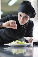 Küchenchef bereitet Mahlzeit zu foto