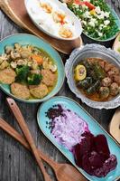 eid mubarak traditionelles ramadan iftar abendessen. Verschiedene leckere Speisen in authentischen rustikalen Gerichten auf Holztischhintergrund.