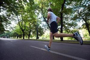 Mann, der draußen joggt foto