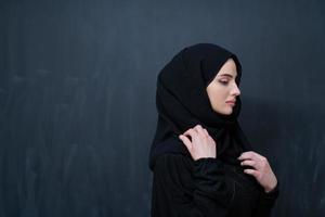 moderne junge muslimische frau in schwarzer abaya foto