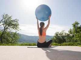 frau, die übung mit pilatesball tut foto