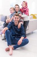 porträt einer jungen glücklichen modernen muslimischen familie foto