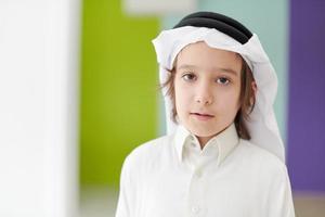 Porträt des kleinen arabischen Jungen foto