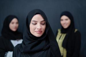 Porträt von arabischen Frauen, die traditionelle Kleidung oder Abaya tragen foto