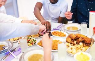 moderne multiethnische muslimische familie, die sich eine schüssel mit datteln teilt foto