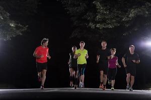 Läuferteam beim Nachttraining foto