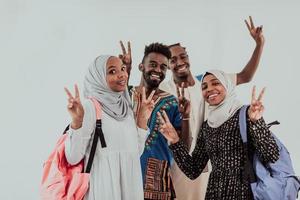 gruppe glücklicher afrikanischer studenten, die gespräche führen und teamtreffen, die gemeinsam an hausaufgaben arbeiten mädchen, die traditionelle sudanesische muslimische hijab-mode tragen foto