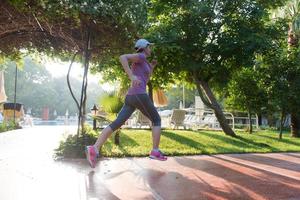 sportliche Frau beim Joggen foto