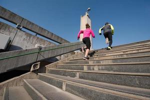 junges paar joggen auf stufen foto