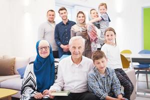 Porträt einer glücklichen modernen muslimischen Familie foto