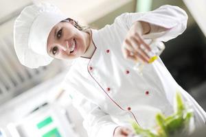 Küchenchef bereitet Mahlzeit zu foto