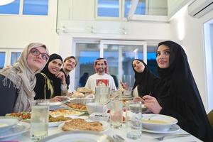 muslimische familie, die während des ramadan iftar zusammen hat. foto