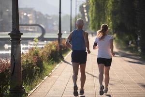 paar draußen joggen foto