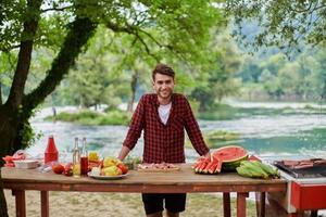 mann, der leckeres essen für eine französische dinnerparty kocht foto