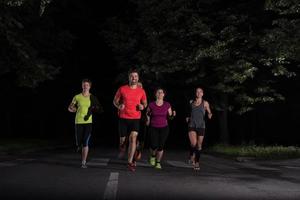 Läuferteam beim Nachttraining foto