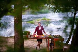 Mann, der leckeres Essen auf dem Grill kocht foto