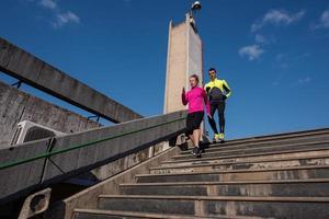 junges paar joggen auf stufen foto