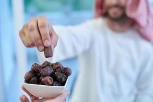 muslimisches Paar teilt Daten für den Start von Iftar foto