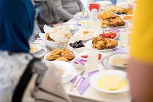 moderne multiethnische muslimische familie mit einem ramadan-fest foto