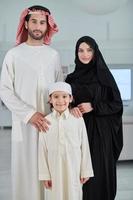 porträt einer jungen arabischen muslimischen familie, die traditionelle kleidung trägt foto