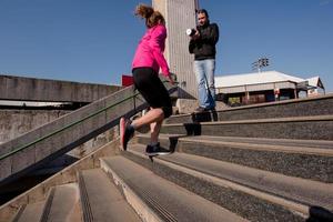 Frau joggt auf Stufen foto