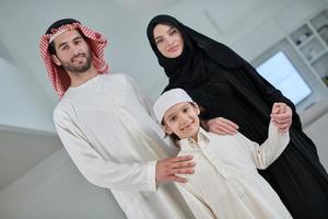 porträt einer jungen arabischen muslimischen familie, die traditionelle kleidung trägt foto