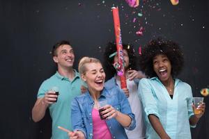 konfetti party multiethnische gruppe von menschen foto