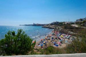 Blick auf die schöne Stadt Sitges an der katalanischen Mittelmeerküste. foto