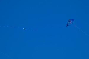 buntes drachenfliegen unter dem blauen himmel foto