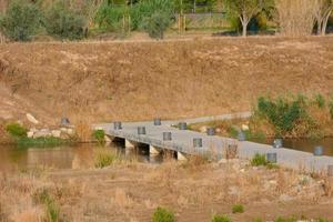 Hochwasserbrücke über den Fluss Llobregat für Sportler foto