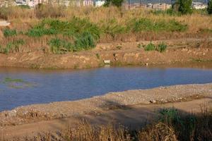 der fluss llobregat, der durch die nähe der stadt barcelona fließt. foto