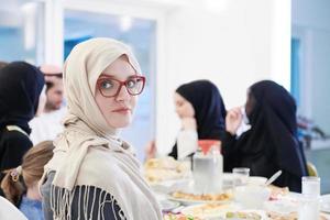 junge muslimische frau beim iftar-abendessen mit der familie foto