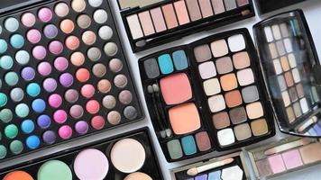 Sammlung verschiedener Kosmetikprodukte. Make-up-Lidschatten-Paletten. foto