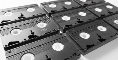 VHS-Kassetten ordentlich angeordnet. Video-Heimsystem-Bandkassette auf weißem Hintergrund. foto