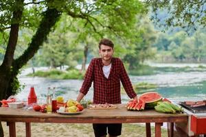 mann, der leckeres essen für eine französische dinnerparty kocht foto