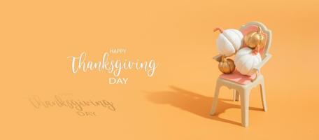 Happy Thanksgiving Day Grußbanner mit Stillleben-Komposition. goldene und weiße Zierkürbisse auf einem Stuhl foto