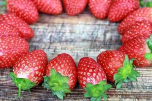 Frische Erdbeeren hautnah auf Holzhintergrund. foto