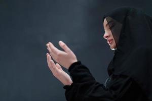 Porträt einer jungen muslimischen Frau, die Dua macht foto