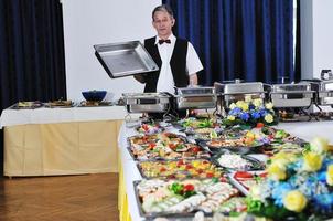 Blick auf das Essen vom Buffet foto