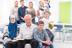 Porträt einer glücklichen modernen muslimischen Familie foto