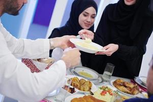 muslimische familie mit einem ramadan-fest foto