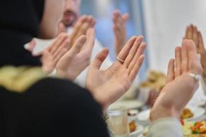 muslimische familie, die iftar dua macht, um während des ramadan das fasten zu brechen foto