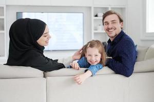 glückliche muslimische Familie, die sich zu Hause amüsiert foto