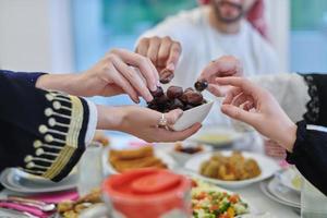 muslimische familie, die während des ramadan iftar zusammen hat. foto