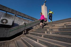 junges paar joggen auf stufen foto