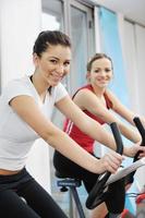 Frauentraining im Fitnessclub auf der Laufstrecke foto